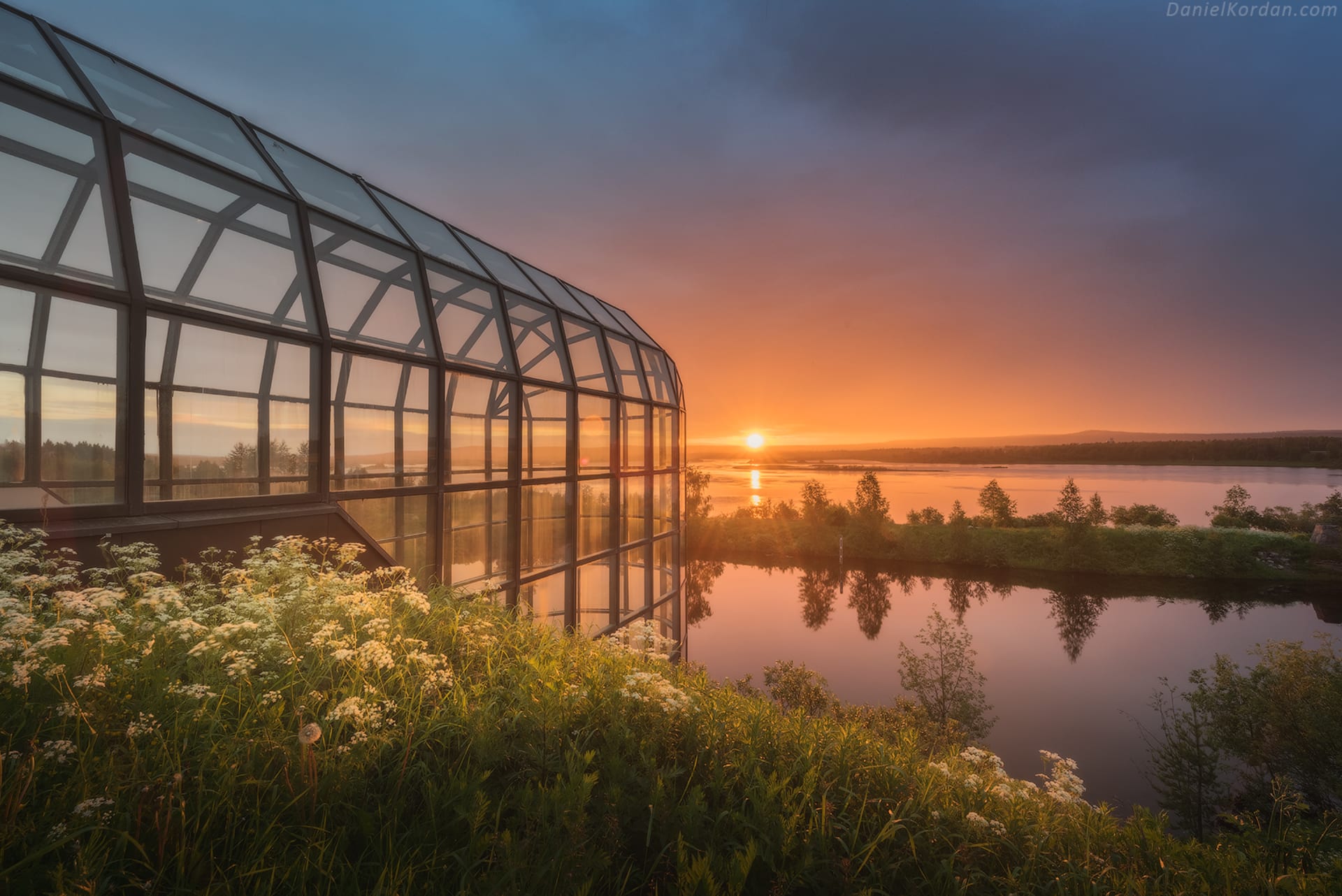 Arktikumin lasikäytävä Ounasjoen rannalla auringonlaskussa Rovaniemellä