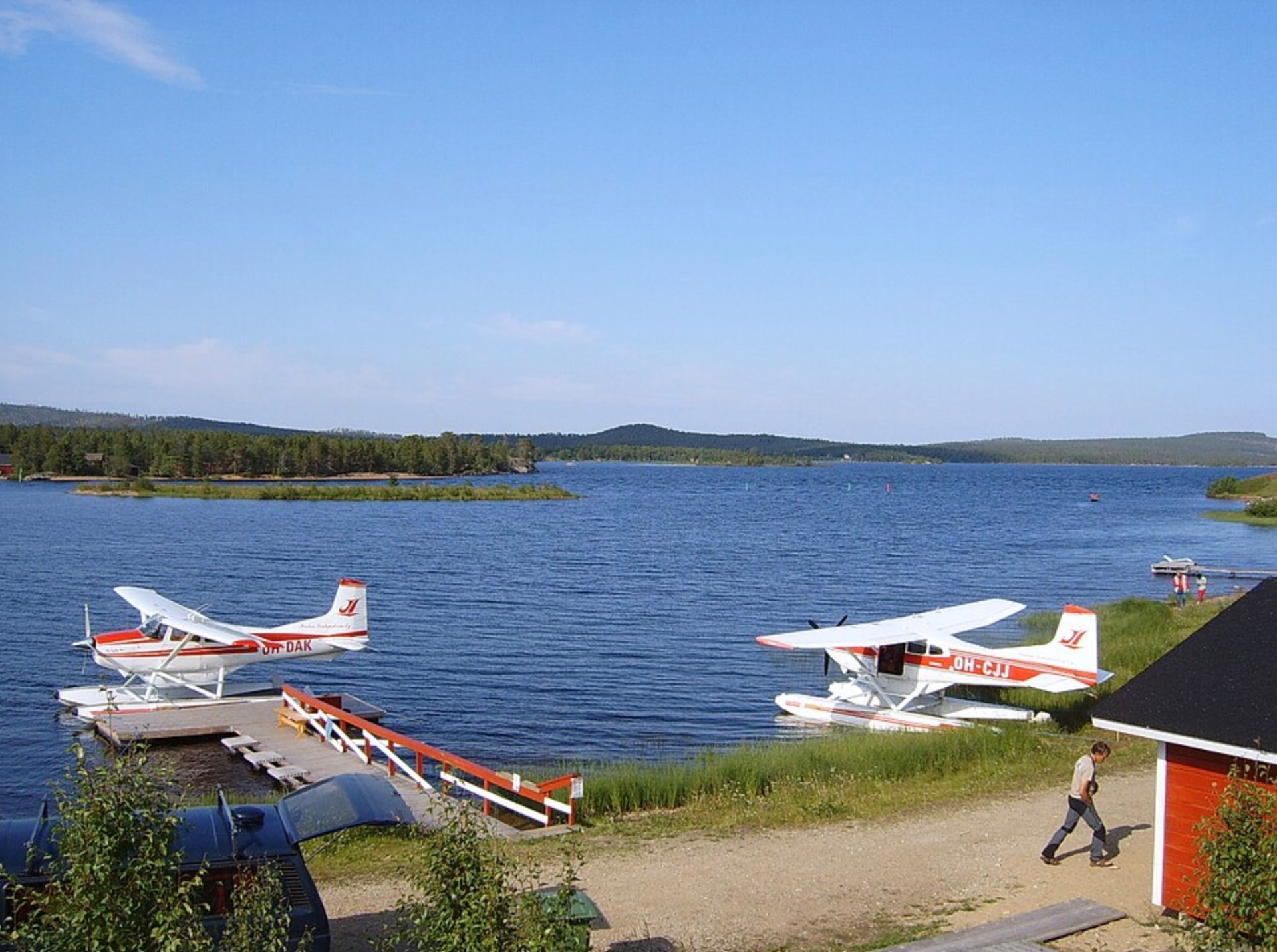 Inarijärvi ja vesitasokoneita rannassa